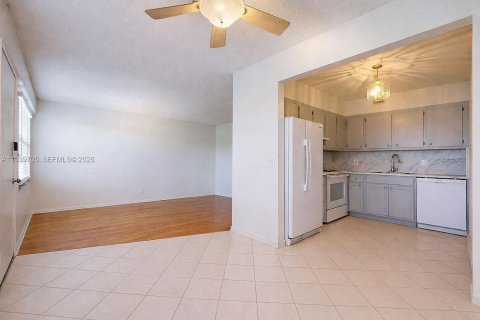 Condo in Pembroke Pines, Florida, 2 bedrooms  № 1997482 - photo 5