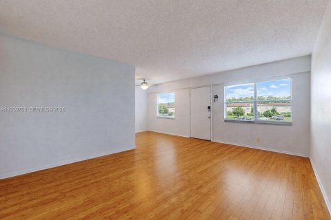 Condo in Pembroke Pines, Florida, 2 bedrooms  № 1997482 - photo 29