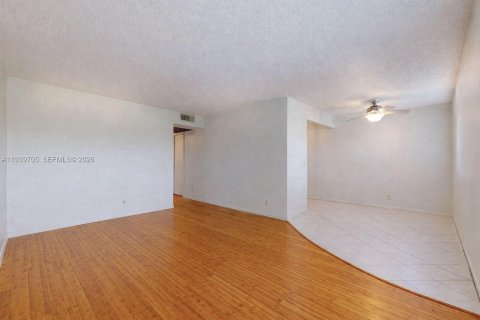 Condo in Pembroke Pines, Florida, 2 bedrooms  № 1997482 - photo 9