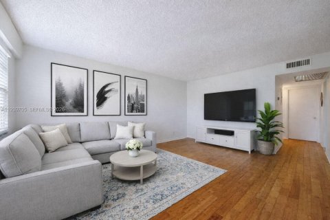 Condo in Pembroke Pines, Florida, 2 bedrooms  № 1997482 - photo 11