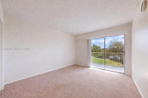 Condo in Pembroke Pines, Florida, 2 bedrooms  № 1997482 - photo 20