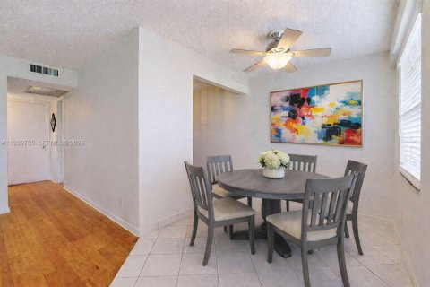 Condo in Pembroke Pines, Florida, 2 bedrooms  № 1997482 - photo 3