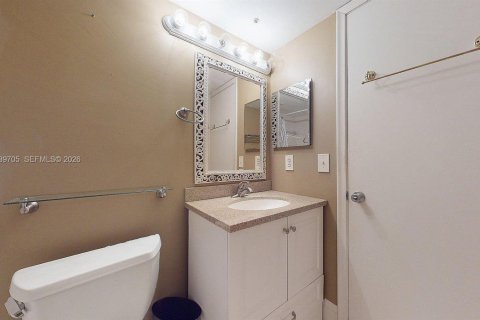 Condo in Pembroke Pines, Florida, 2 bedrooms  № 1997482 - photo 16