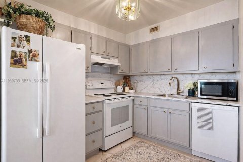 Condo in Pembroke Pines, Florida, 2 bedrooms  № 1997482 - photo 7