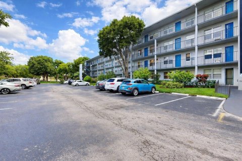 Condo in Pembroke Pines, Florida, 2 bedrooms  № 1997482 - photo 27