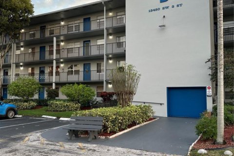 Condo in Pembroke Pines, Florida, 2 bedrooms  № 1997482 - photo 2