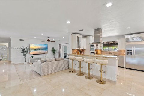 House in North Miami Beach, Florida 4 bedrooms, 182.46 sq.m. № 1820211 - photo 3