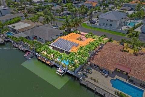 House in North Miami Beach, Florida 4 bedrooms, 182.46 sq.m. № 1820211 - photo 1