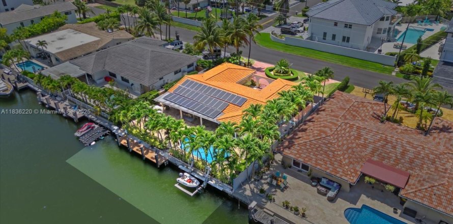House in North Miami Beach, Florida 4 bedrooms, 182.46 sq.m. № 1820211