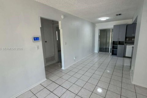 Villa ou maison à louer à Lauderhill, Floride: 2 chambres, 83.61 m2 № 2271140 - photo 5