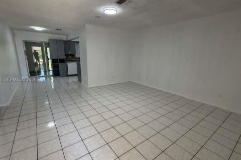 Villa ou maison à louer à Lauderhill, Floride: 2 chambres, 83.61 m2 № 2271140 - photo 4