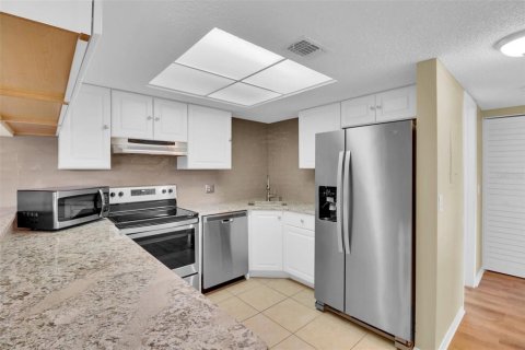 Condo in Port Charlotte, Florida, 2 bedrooms № 2218447 - photo 17