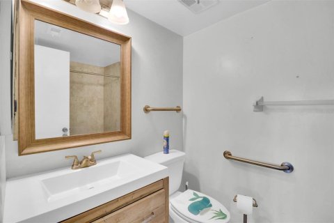 Condo in Port Charlotte, Florida, 2 bedrooms № 2218447 - photo 8