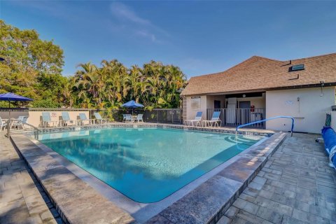 Condo in Port Charlotte, Florida, 2 bedrooms № 2218447 - photo 11