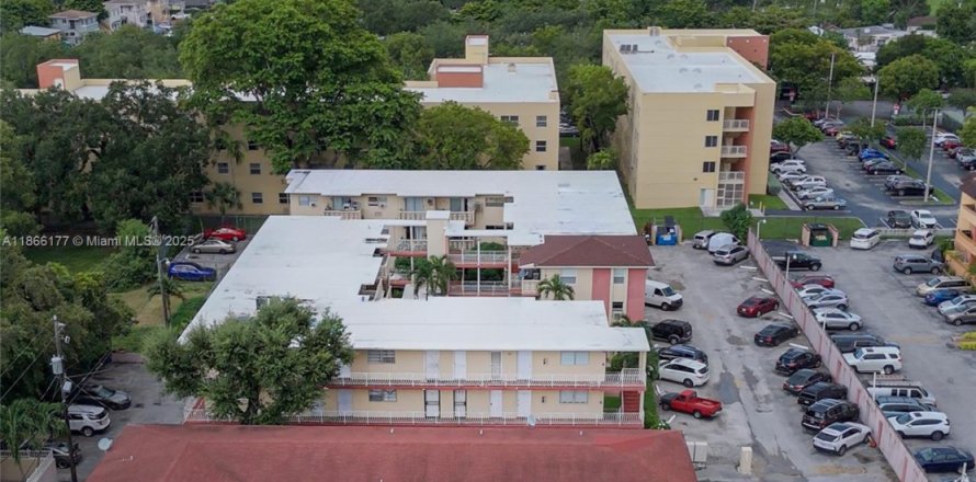 Кондоминиум с 2 спальнями в Майами, Флорида № 1958519