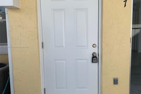 Снять в аренду кондоминиум в Майами, Флорида 2 спальни, 92.9м2, № 1881636 - фото 24