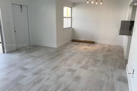 Снять в аренду кондоминиум в Майами, Флорида 2 спальни, 92.9м2, № 1881636 - фото 5