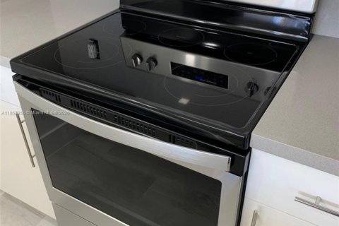 Снять в аренду кондоминиум в Майами, Флорида 2 спальни, 92.9м2, № 1881636 - фото 20