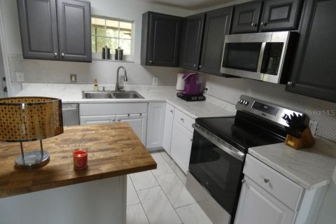 House in Port Richey, Florida 3 bedrooms, 107.12 sq.m. № 1830032 - photo 5