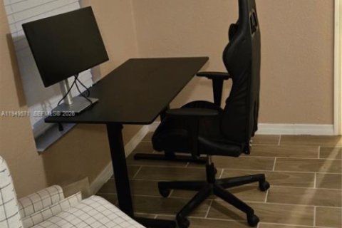 Снять в аренду коммерческую недвижимость в Форт-Лодердейл, Флорида 1 спальня, 170.85м2, № 2006053 - фото 2