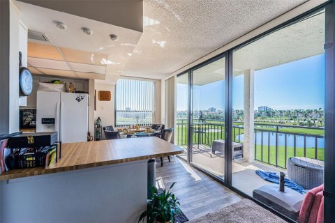Condo in Saint Petersburg, Florida, 2 bedrooms  № 1550919 - photo 6