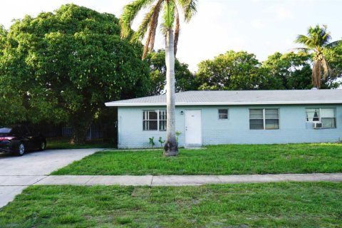 Immobilier commercial à vendre à Boynton Beach, Floride: 157.93 m2 № 2147011 - photo 2