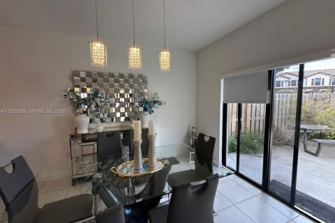 Townhouse in Miami, Florida 3 bedrooms, 157.38 sq.m. № 1984621 - photo 13