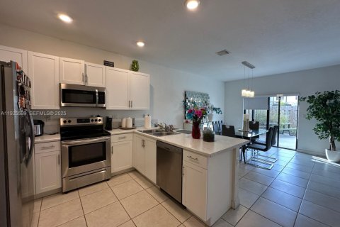 Townhouse in Miami, Florida 3 bedrooms, 157.38 sq.m. № 1984621 - photo 15