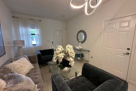 Townhouse in Miami, Florida 3 bedrooms, 157.38 sq.m. № 1984621 - photo 10