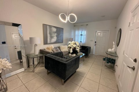 Townhouse in Miami, Florida 3 bedrooms, 157.38 sq.m. № 1984621 - photo 9