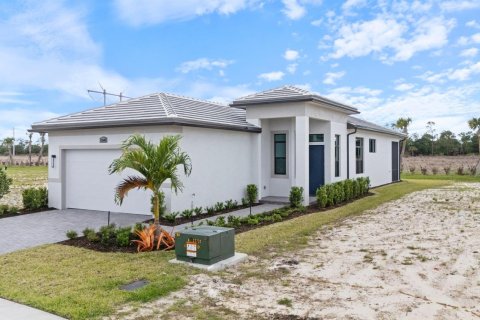 House in Port St. Lucie, Florida 3 bedrooms, 160.16 sq.m. № 2340690 - photo 2