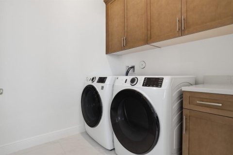 House in Port St. Lucie, Florida 3 bedrooms, 160.16 sq.m. № 2340690 - photo 25