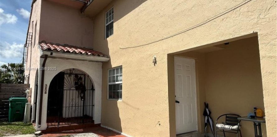 Townhouse in Miami, Florida 3 bedrooms, 125.14 sq.m. № 1860258