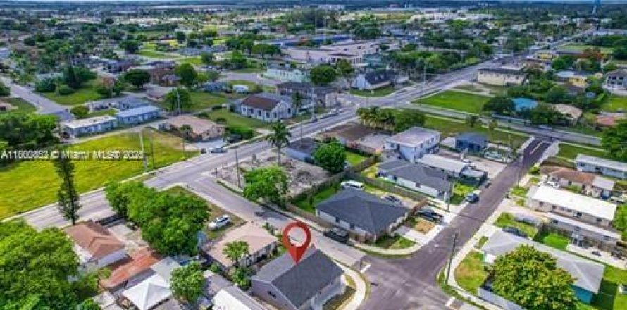 House in Homestead, Florida 3 bedrooms № 1889144