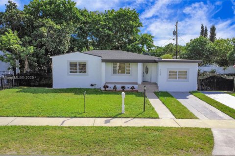 Casa en venta en Miami, Florida, 3 dormitorios, 109.53 m2 № 1967104 - foto 1