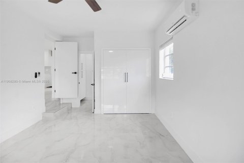 Casa en venta en Miami, Florida, 3 dormitorios, 109.53 m2 № 1967104 - foto 14