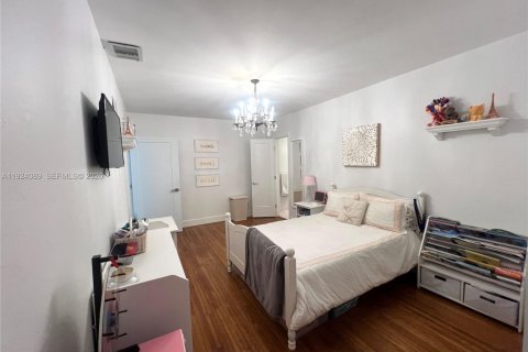 House in Coral Gables, Florida 4 bedrooms, 218.6 sq.m. № 2082879 - photo 21