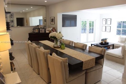House in Coral Gables, Florida 4 bedrooms, 218.6 sq.m. № 2082879 - photo 11