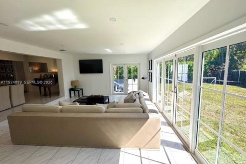 House in Coral Gables, Florida 4 bedrooms, 218.6 sq.m. № 2082879 - photo 13