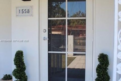 House in Coral Gables, Florida 4 bedrooms, 218.6 sq.m. № 2082879 - photo 4