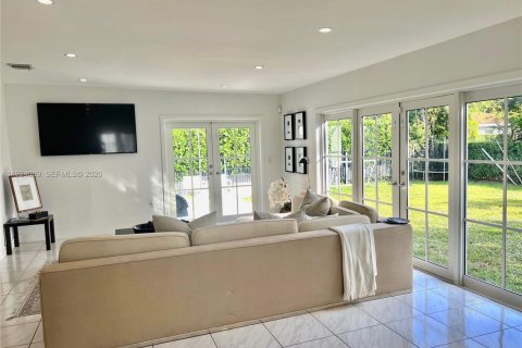 House in Coral Gables, Florida 4 bedrooms, 218.6 sq.m. № 2082879 - photo 15