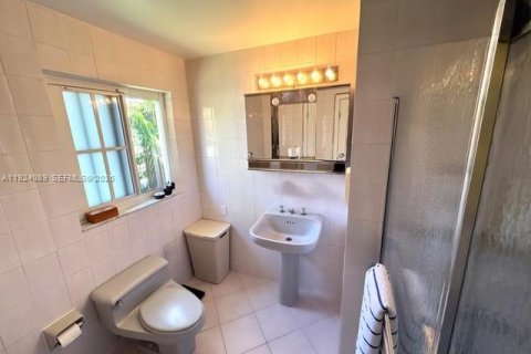 House in Coral Gables, Florida 4 bedrooms, 218.6 sq.m. № 2082879 - photo 26
