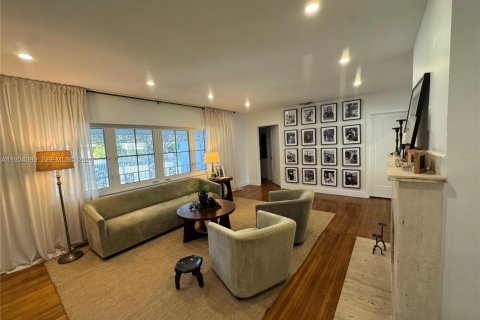 House in Coral Gables, Florida 4 bedrooms, 218.6 sq.m. № 2082879 - photo 8
