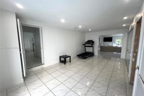 House in Coral Gables, Florida 4 bedrooms, 218.6 sq.m. № 2082879 - photo 27