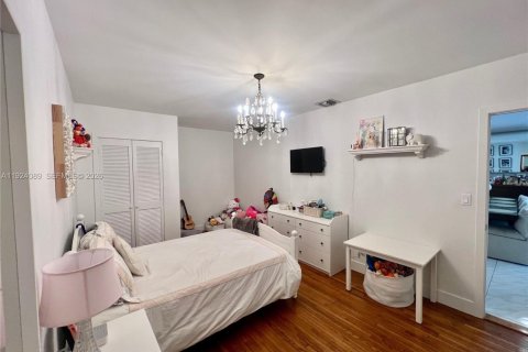 House in Coral Gables, Florida 4 bedrooms, 218.6 sq.m. № 2082879 - photo 22