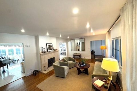 House in Coral Gables, Florida 4 bedrooms, 218.6 sq.m. № 2082879 - photo 7
