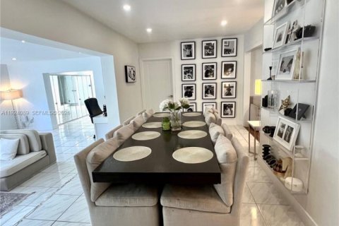 House in Coral Gables, Florida 4 bedrooms, 218.6 sq.m. № 2082879 - photo 10