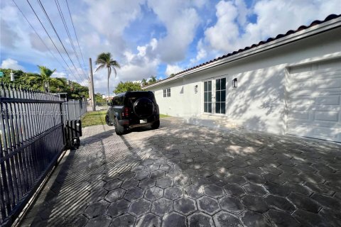 House in Coral Gables, Florida 4 bedrooms, 218.6 sq.m. № 2082879 - photo 30