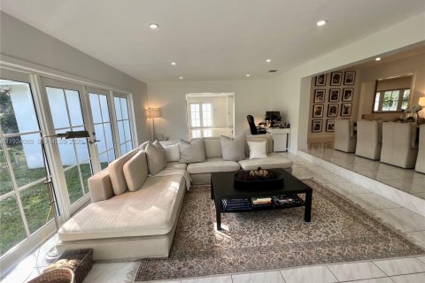 House in Coral Gables, Florida 4 bedrooms, 218.6 sq.m. № 2082879 - photo 14