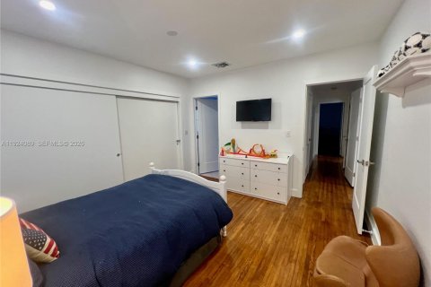 House in Coral Gables, Florida 4 bedrooms, 218.6 sq.m. № 2082879 - photo 19